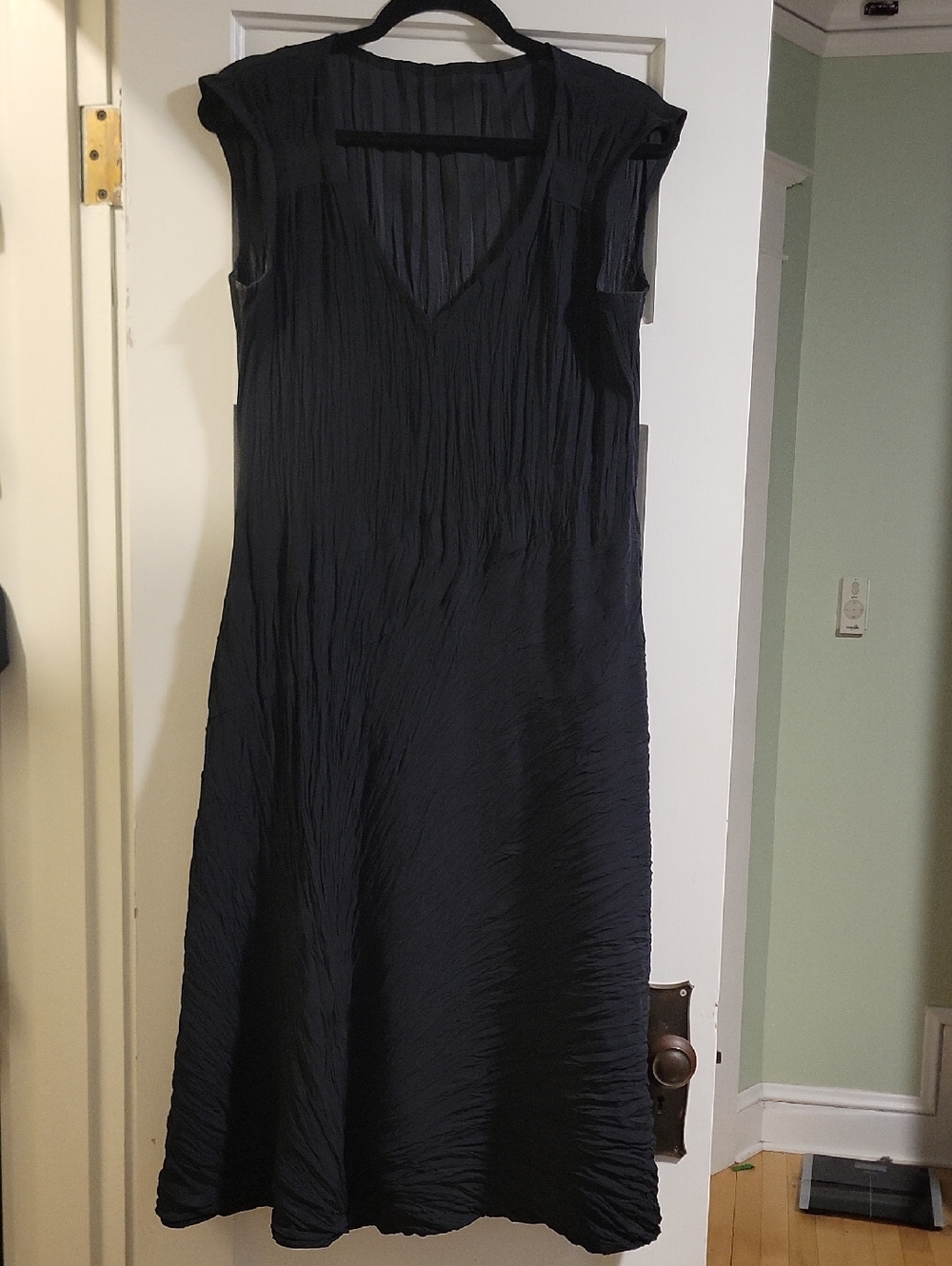 Babette Black V-Neck Midi Crinkle Pleats Dress Travel - XS